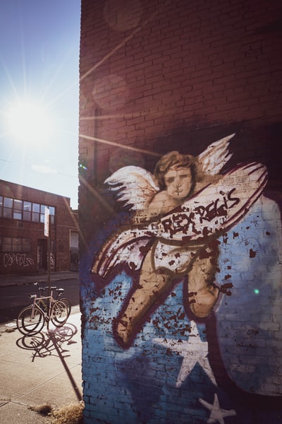 一个穿着黑白衬衫和裤子的男人抱着一幅婴儿画